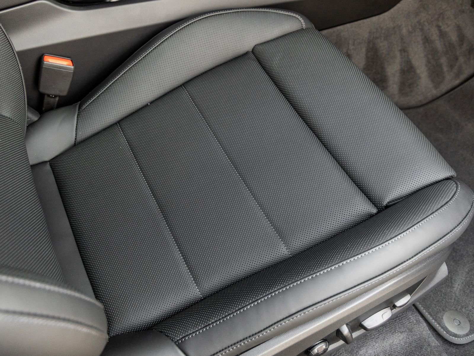 Certified 2025 Porsche Macan 4 Electric image 37