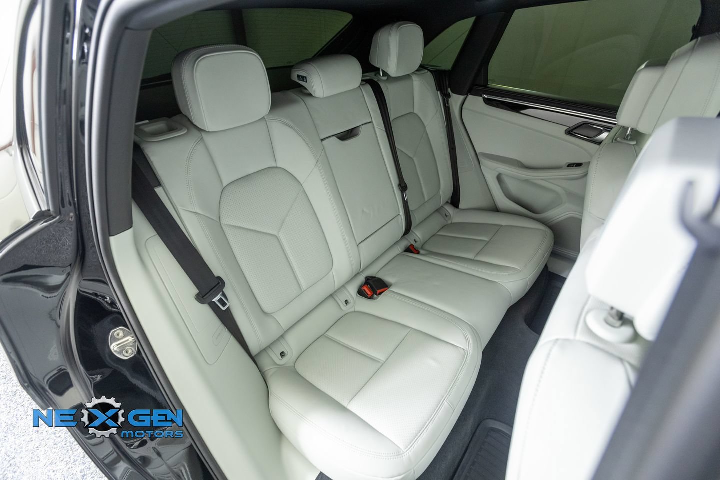 Used 2024 Porsche Macan AWD/4WD image 42