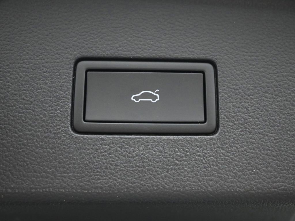 Used 2024 Volkswagen Atlas Peak Edition SE image 11