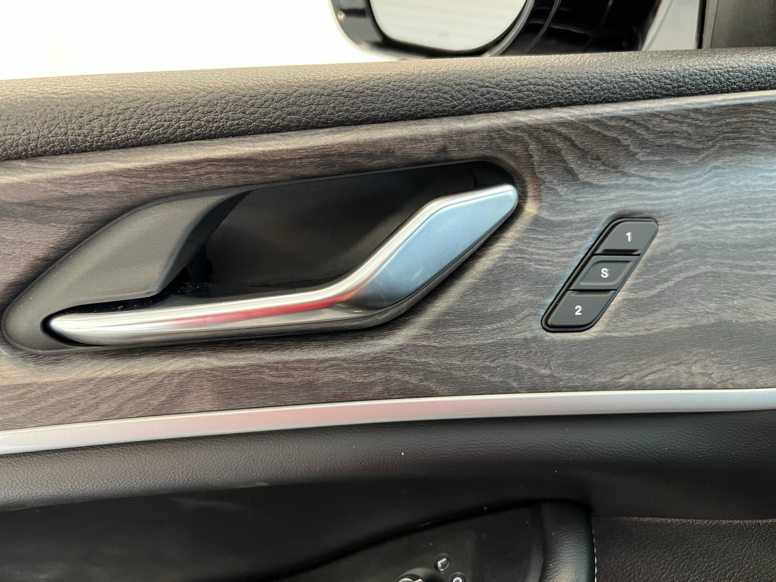 Used 2024 Jeep Grand Cherokee L Limited w/ Black Appearance Package image 33