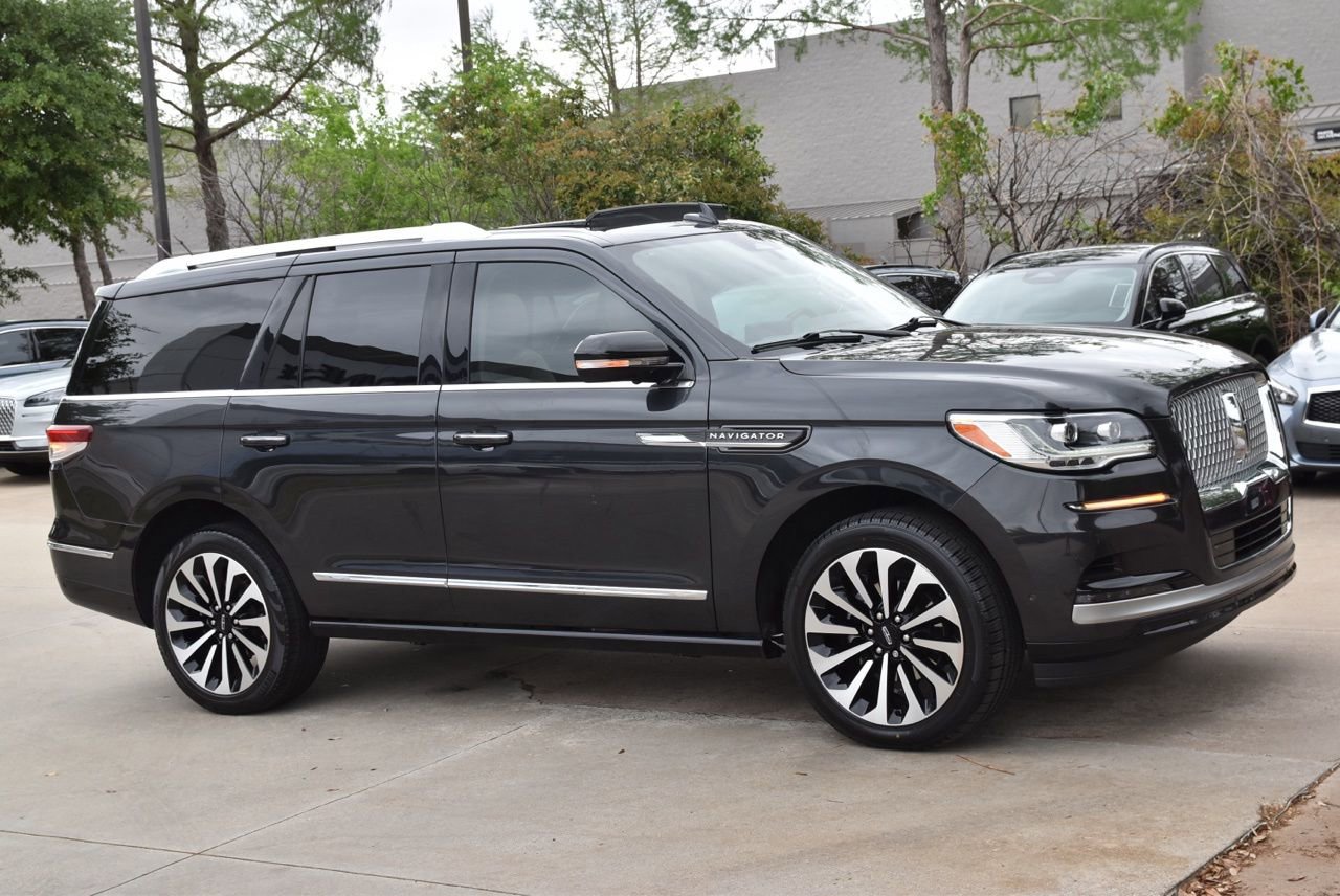 Used 2024 Lincoln Navigator Reserve AWD/4WD image 3