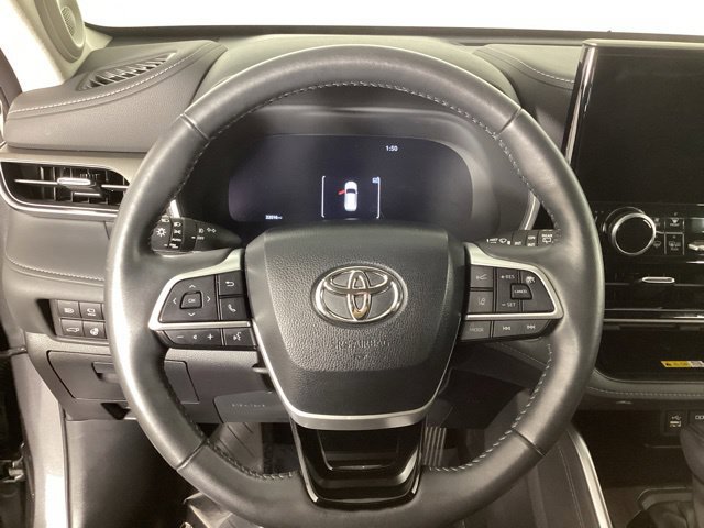 Used 2024 Toyota Highlander Limited AWD/4WD image 16