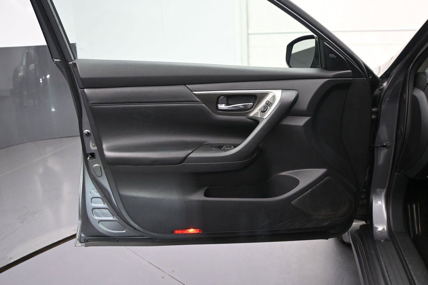 Used 2015 Nissan Altima 2.5 SL w/ Technology Package FWD image 10