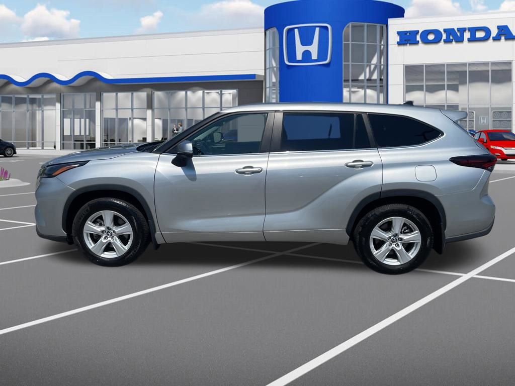 Used 2024 Toyota Highlander LE image 9