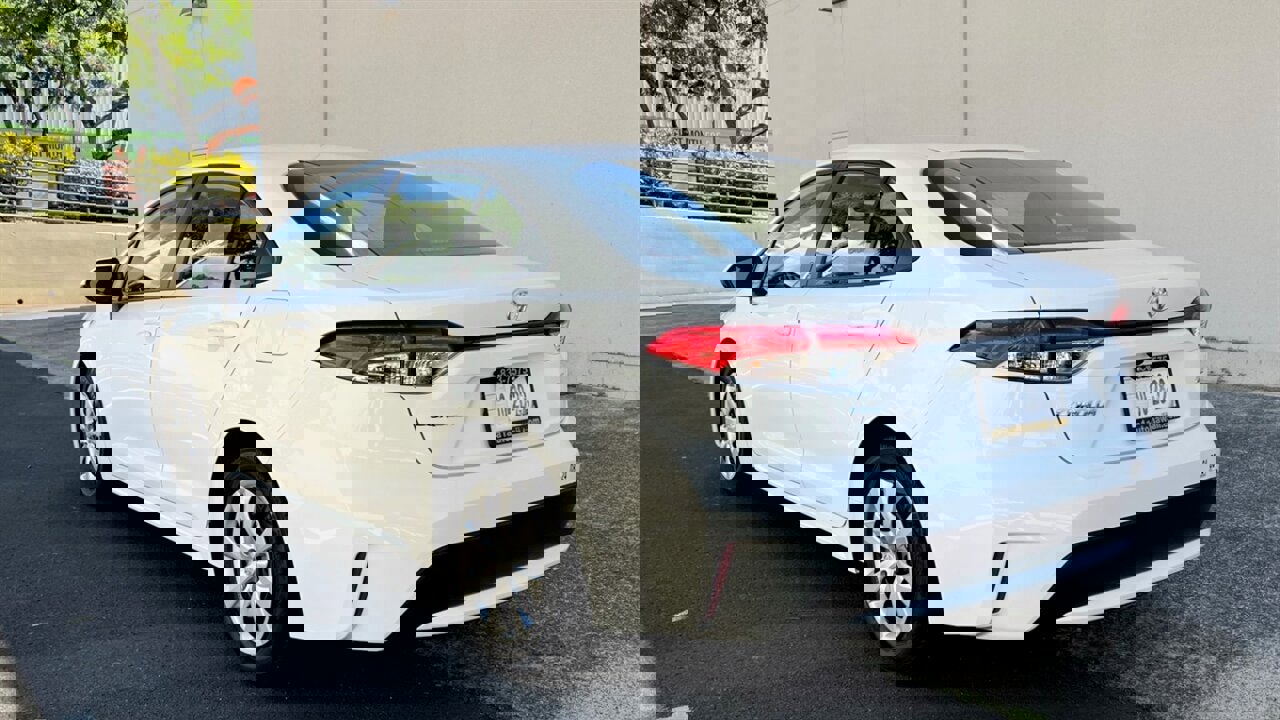 Used 2022 Toyota Corolla LE image 3