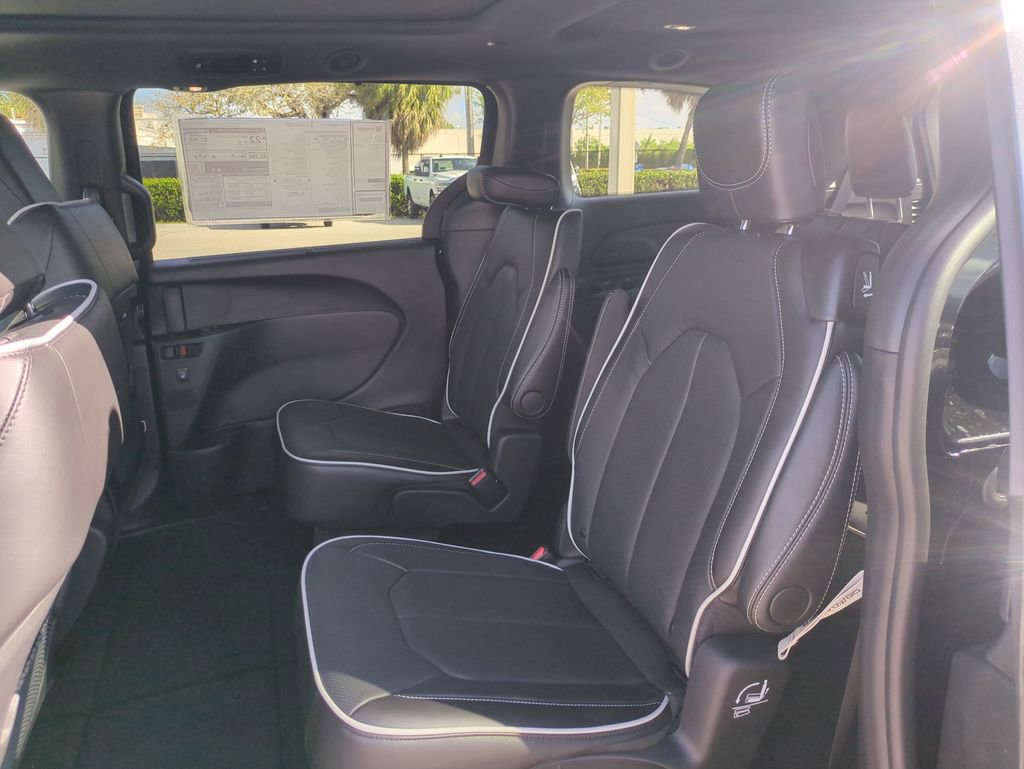 New 2026 Chrysler Pacifica Limited image 15