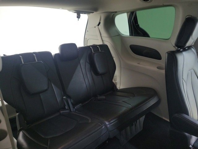 Used 2023 Chrysler Pacifica Touring-L image 17