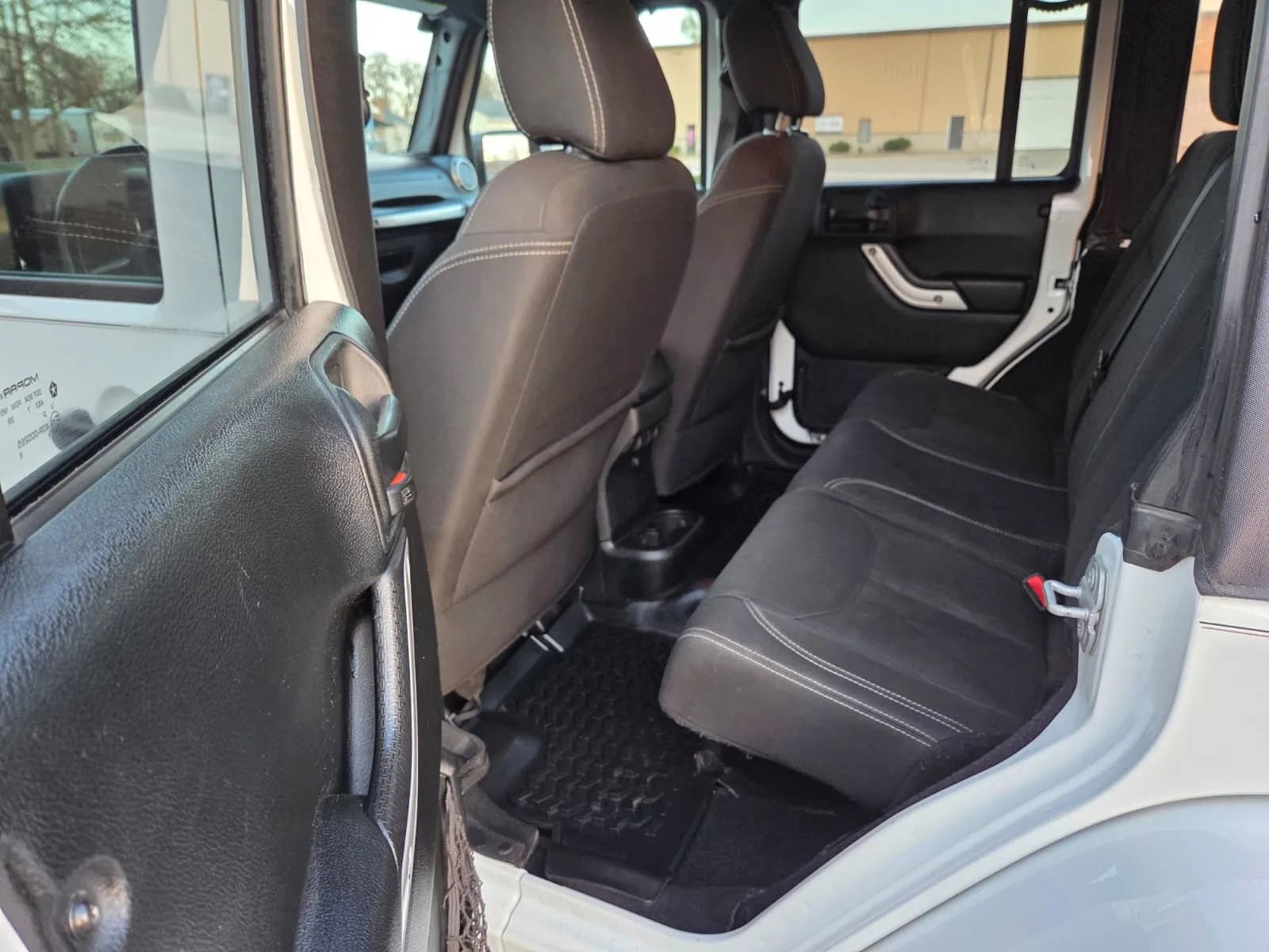 Used 2017 Jeep Wrangler Unlimited Sahara w/ Connectivity Group AWD/4WD image 15