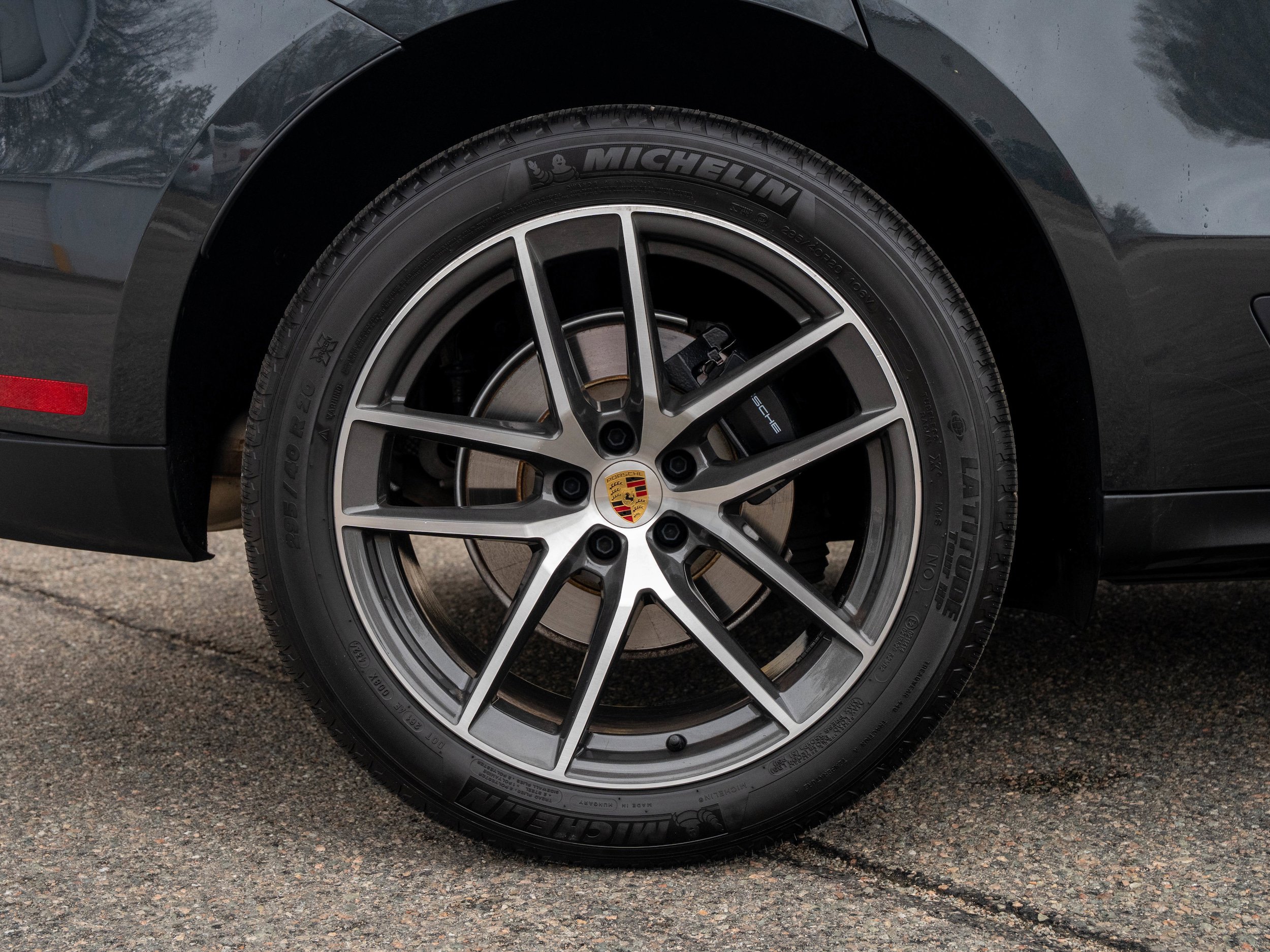Certified 2025 Porsche Macan AWD/4WD image 14