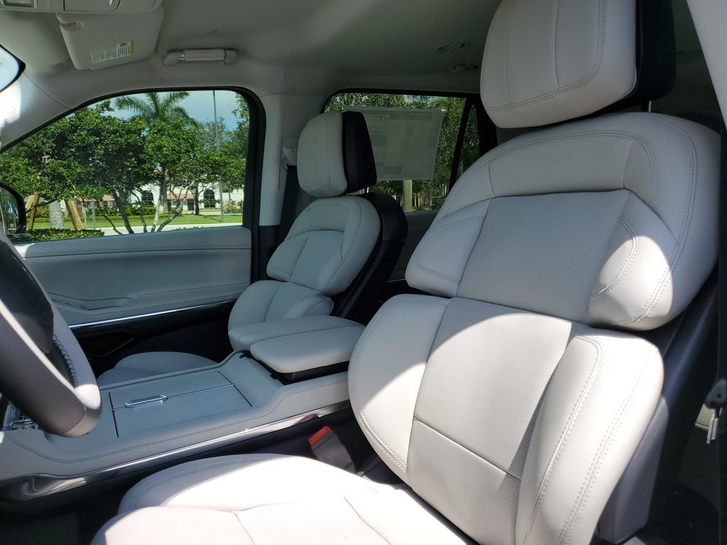 New 2026 Lincoln Navigator L Premier AWD/4WD image 23