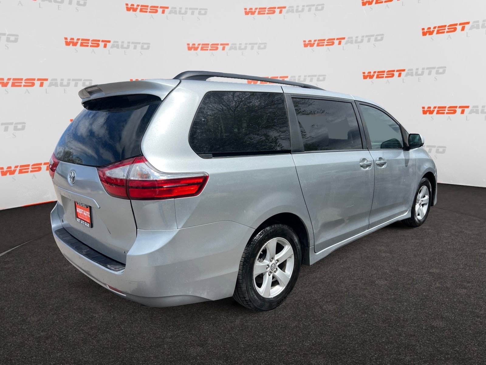 Used 2019 Toyota Sienna LE w/ LE Preferred Package FWD image 5