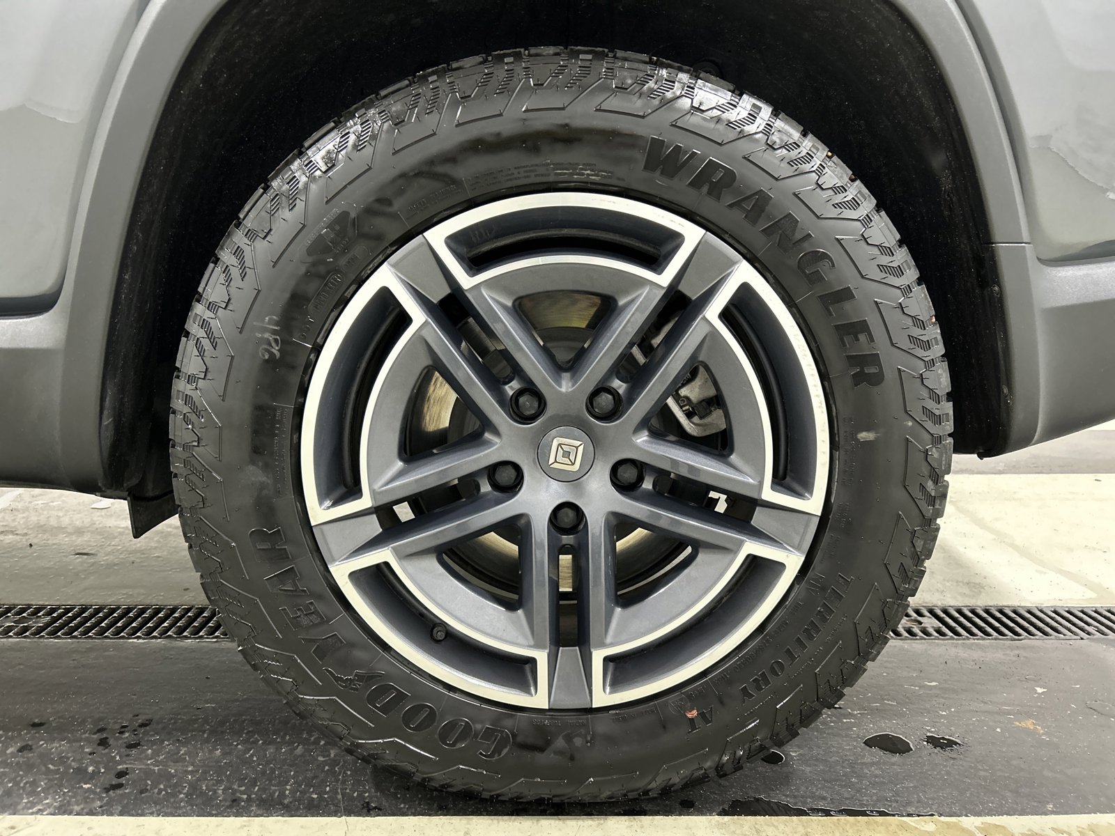 Used 2025 Rivian R1S Adventure image 10