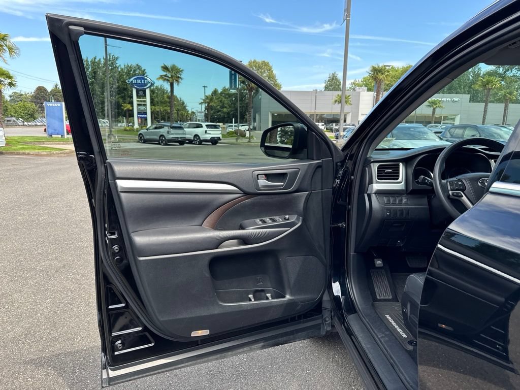 Used 2015 Toyota Highlander XLE AWD/4WD image 10