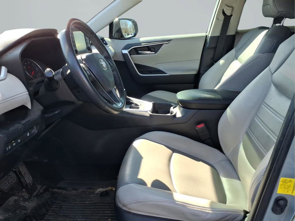 Used 2021 Toyota RAV4 XLE Premium image 24
