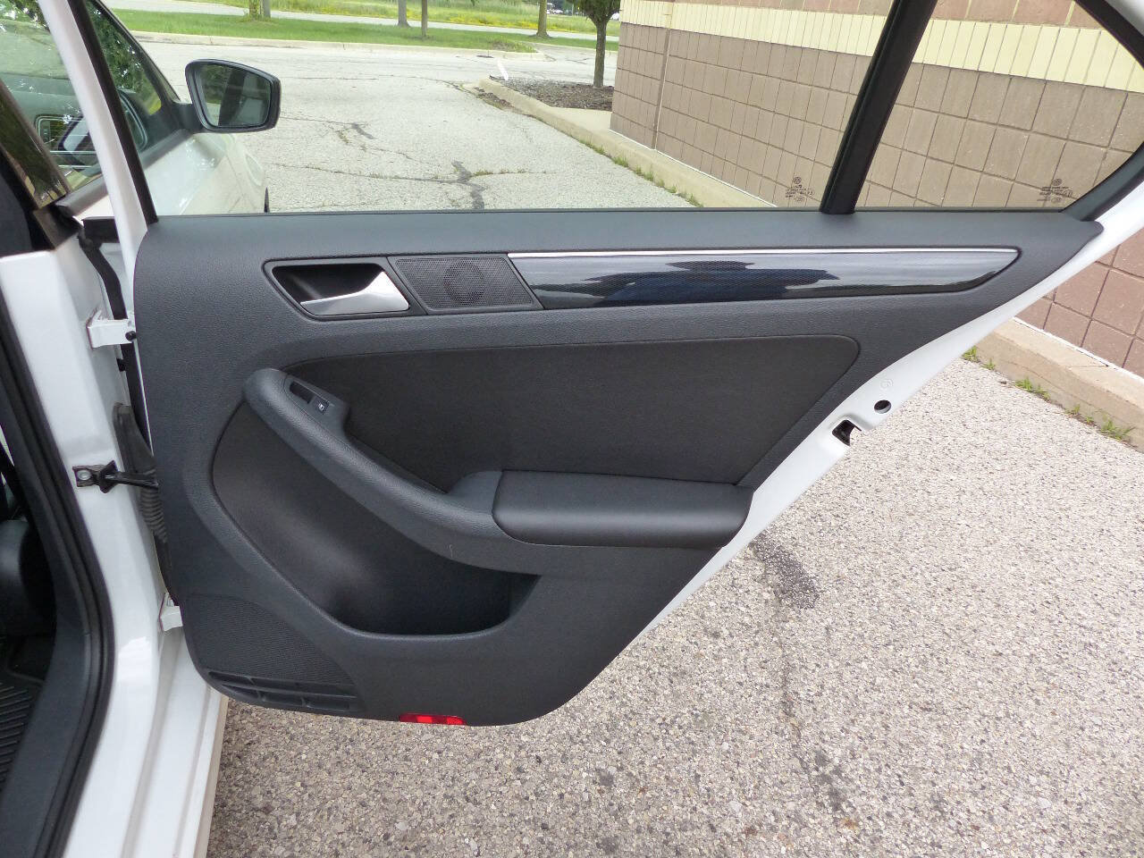Used 2015 Volkswagen Jetta Sport FWD image 40