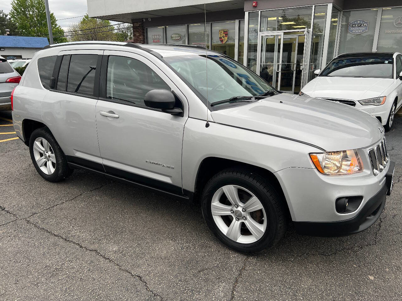 Used 2011 Jeep Compass Latitude AWD/4WD image 4