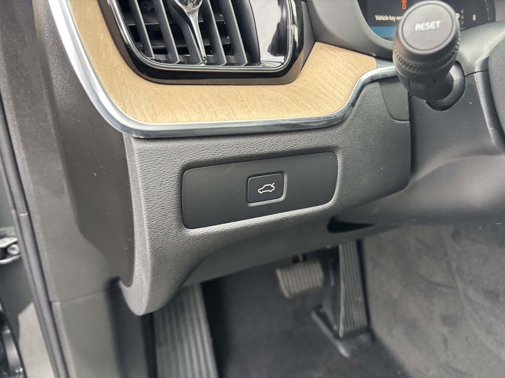 New 2026 Volvo XC60 B5 Ultra w/ Protection Package Premier image 14