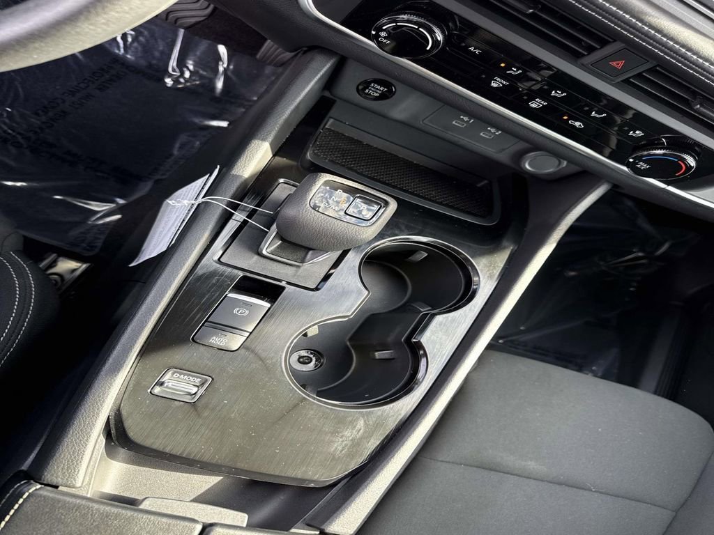 Used 2025 Nissan Rogue S image 27