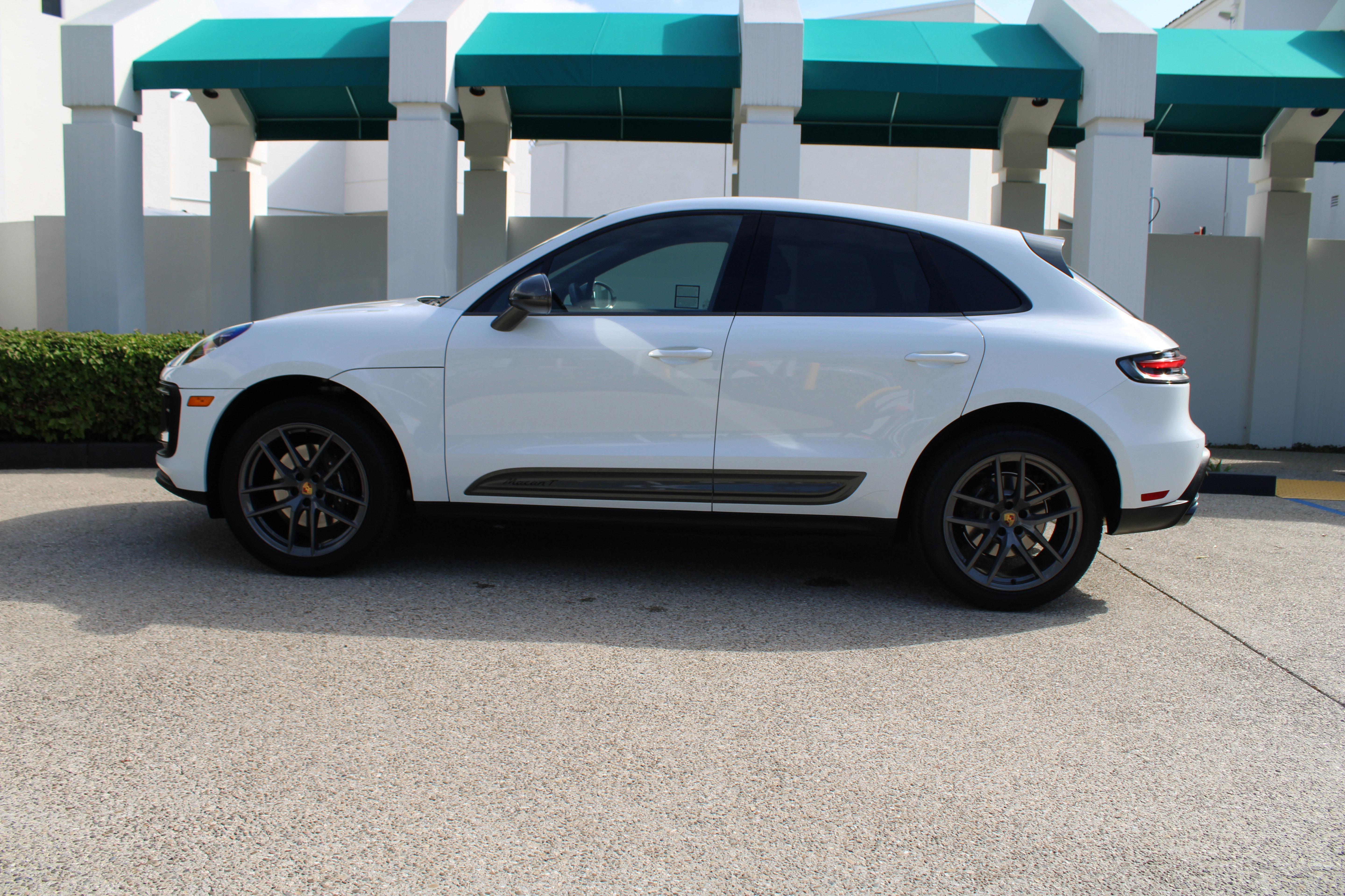 Certified 2025 Porsche Macan Turbo image 2