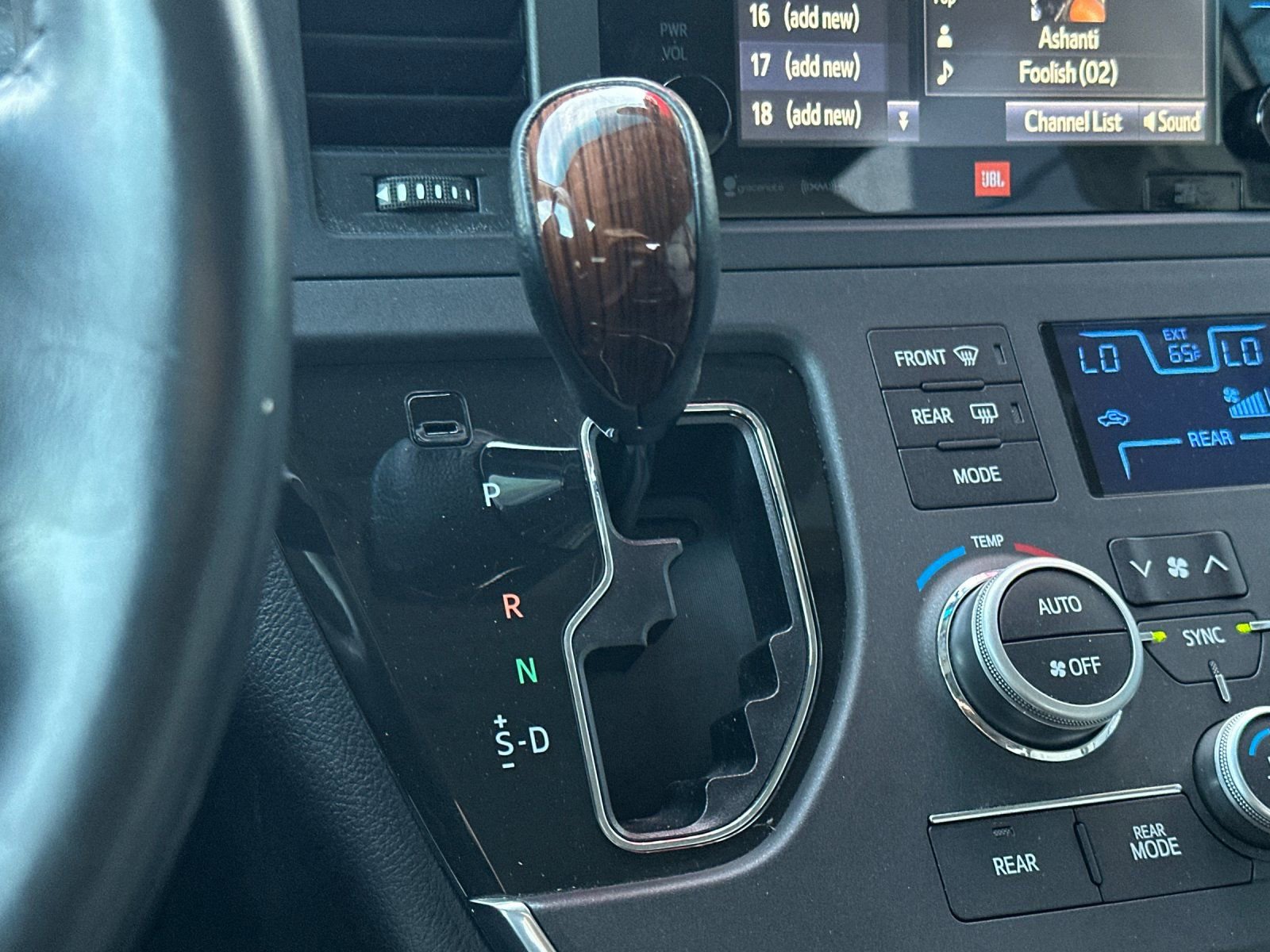 Used 2017 Toyota Sienna Limited Premium image 22