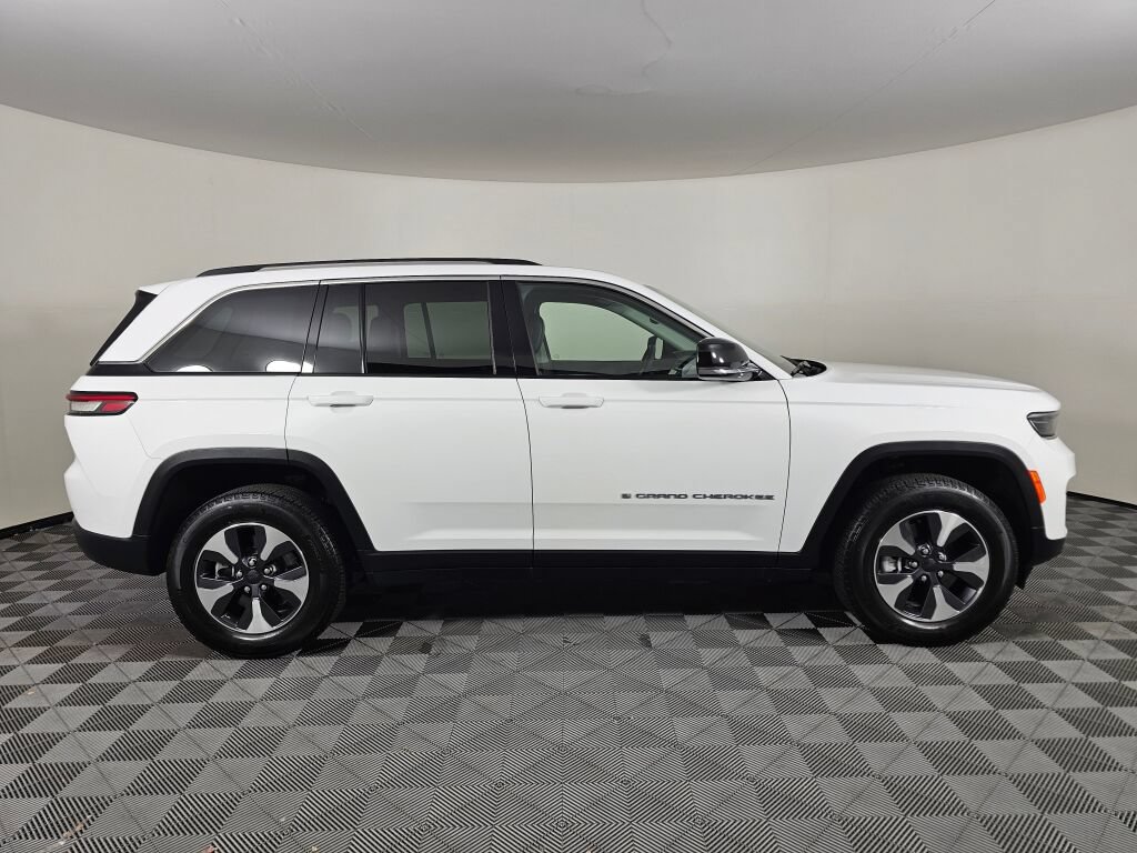 Used 2023 Jeep Grand Cherokee 4WD 4xe image 2