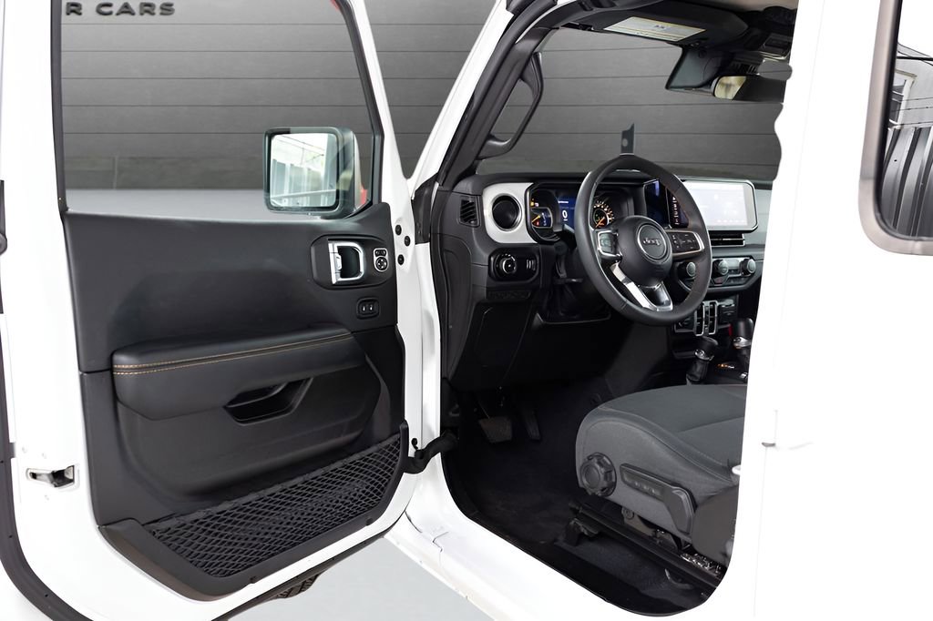 Used 2025 Jeep Wrangler Unlimited Sahara AWD/4WD image 42
