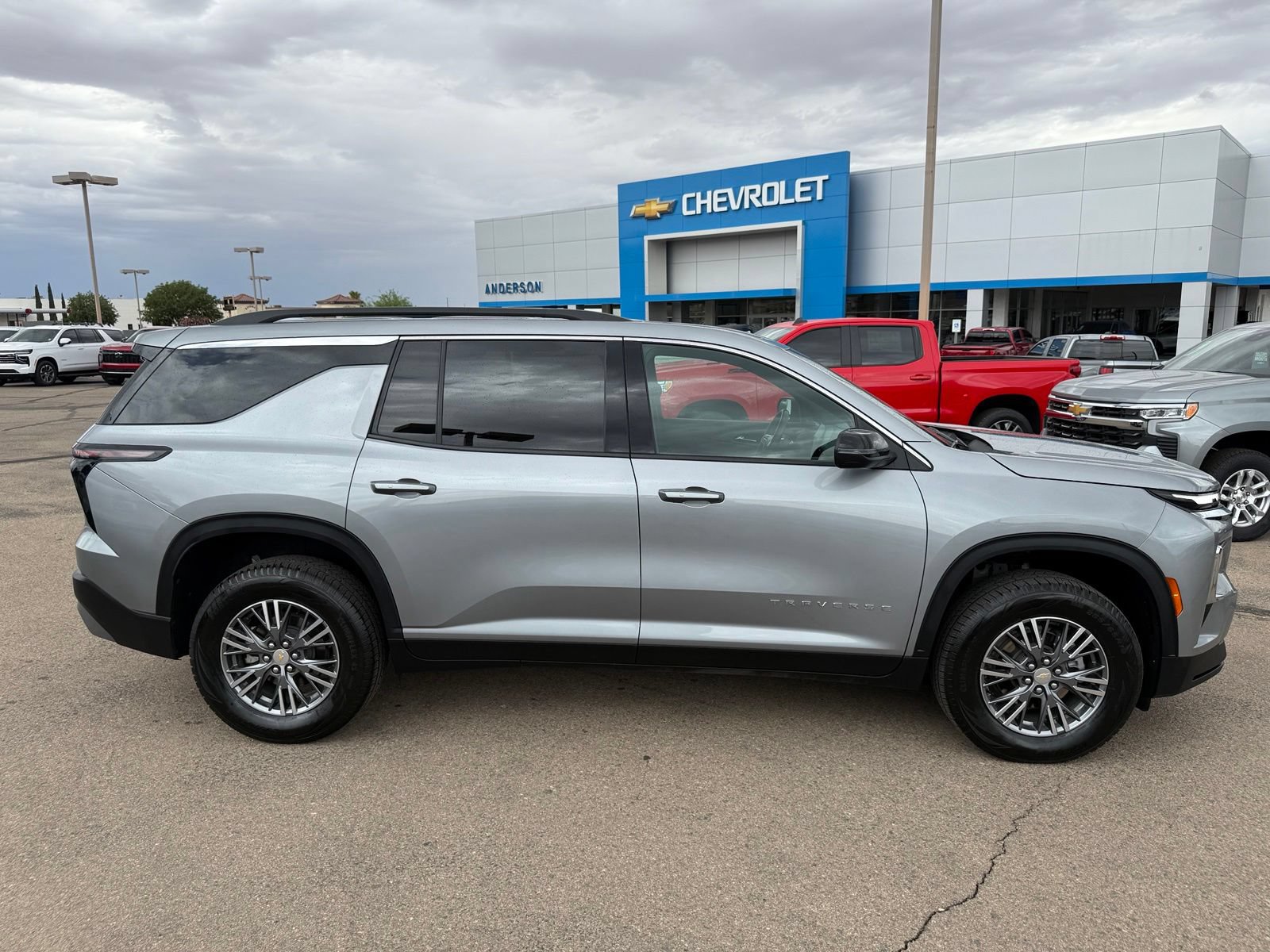 Certified 2025 Chevrolet Traverse LT FWD image 4