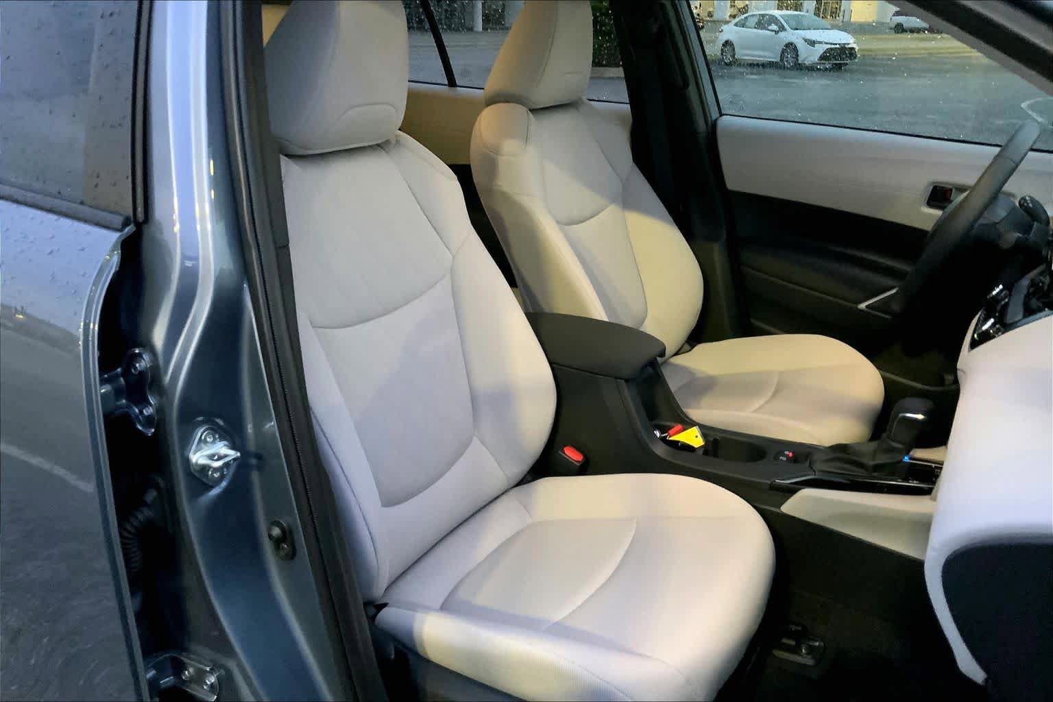 Used 2025 Toyota Corolla Cross LE FWD image 9
