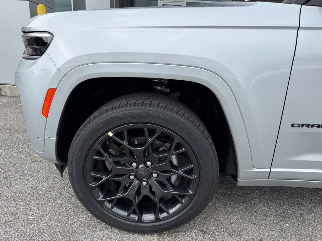 New 2026 Jeep Grand Cherokee Summit w/ Obsidian Package AWD/4WD image 22