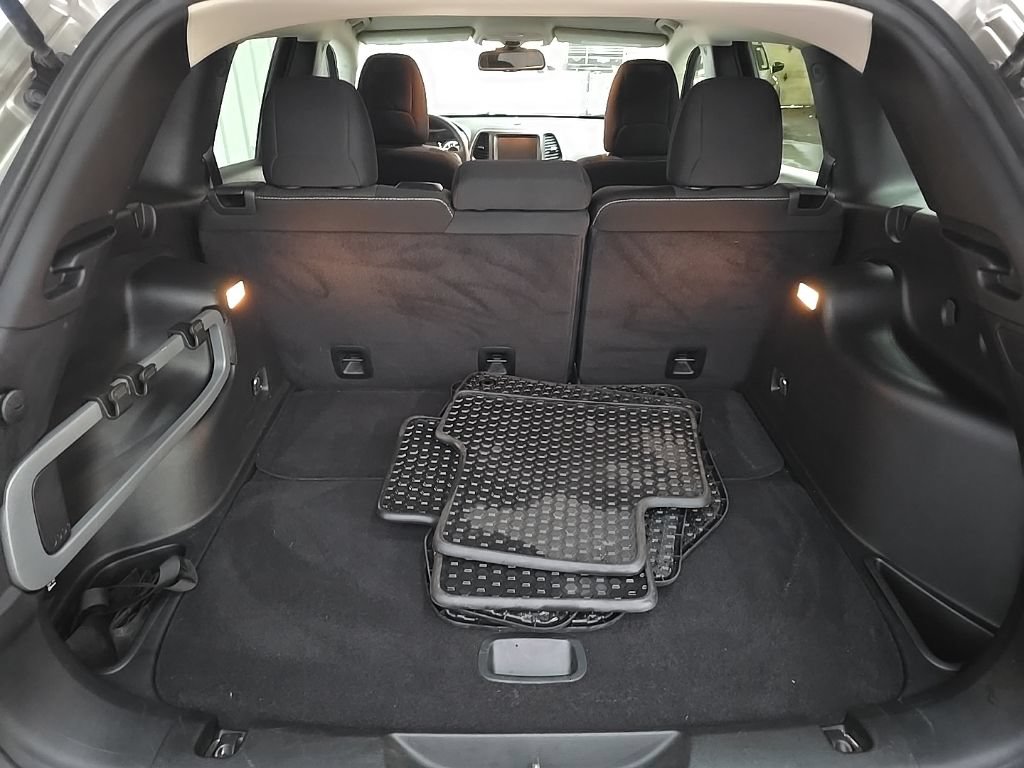 Used 2016 Jeep Cherokee Latitude w/ Cold Weather Group AWD/4WD image 11
