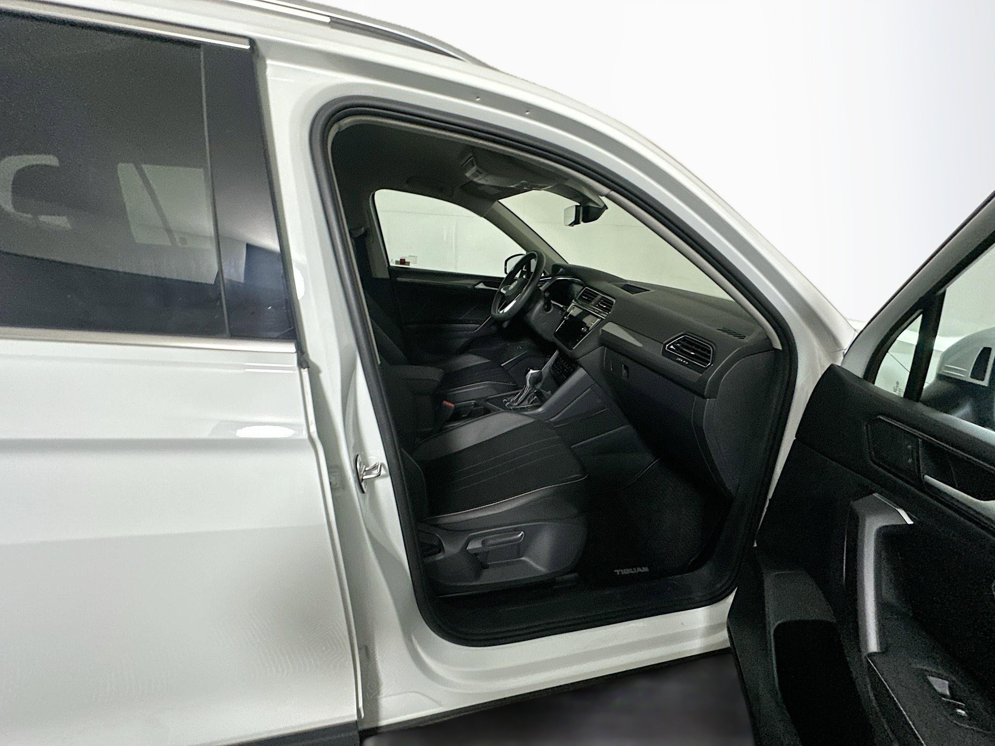 Used 2022 Volkswagen Tiguan SE image 31