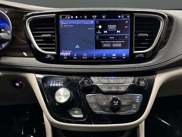 Used 2023 Chrysler Pacifica Limited w/ Uconnect Theater Family Group image 9