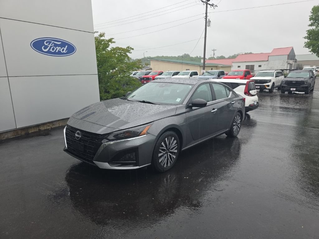 Used 2025 Nissan Altima 2.5 SV FWD image 2