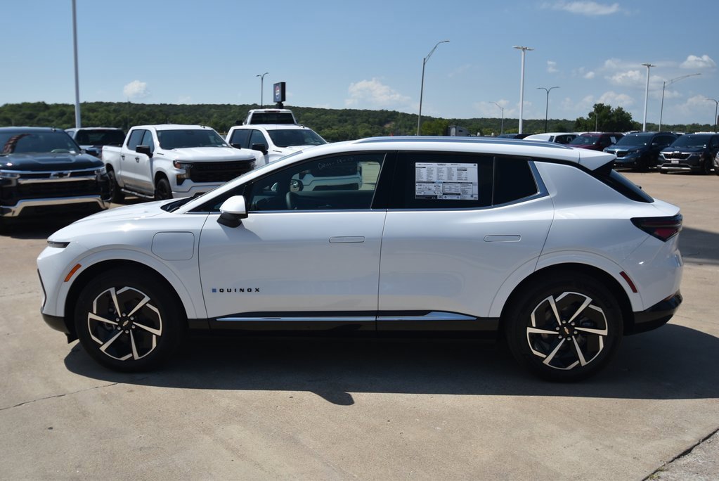 New 2025 Chevrolet Equinox EV LT image 8