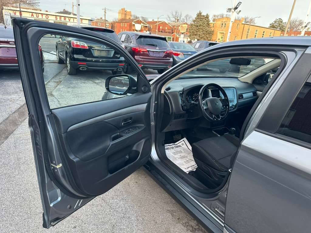 Used 2017 Mitsubishi Outlander SE image 9