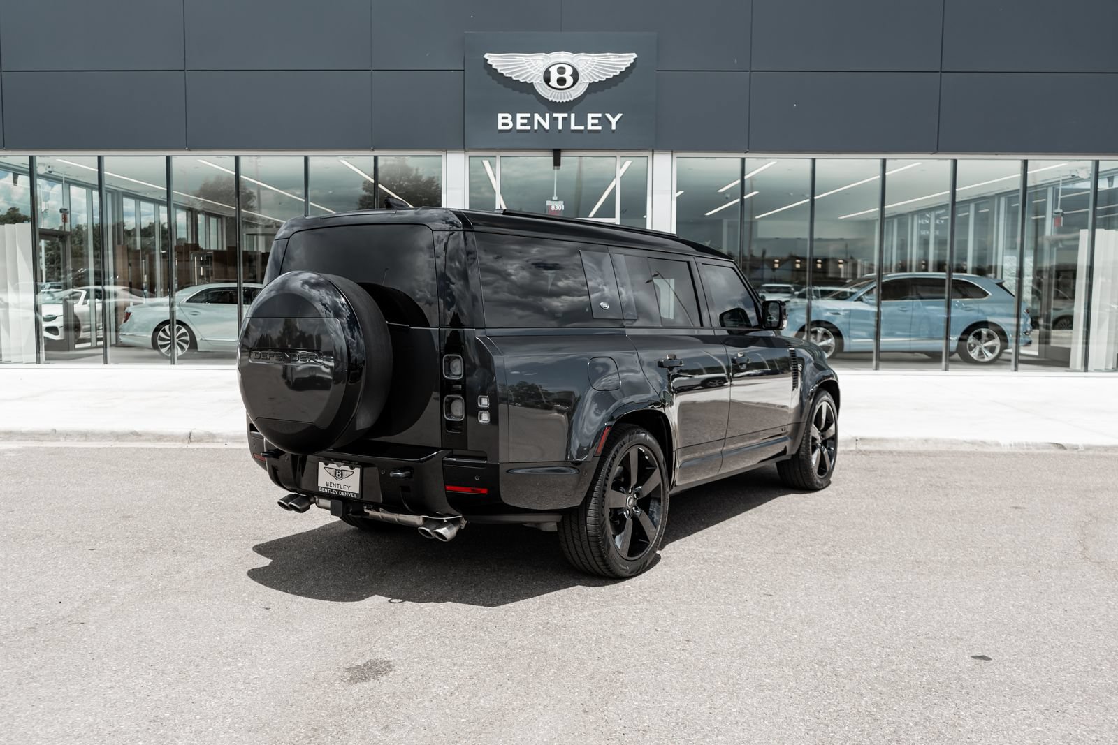 Used 2024 Land Rover Defender 130 V8 AWD/4WD image 3
