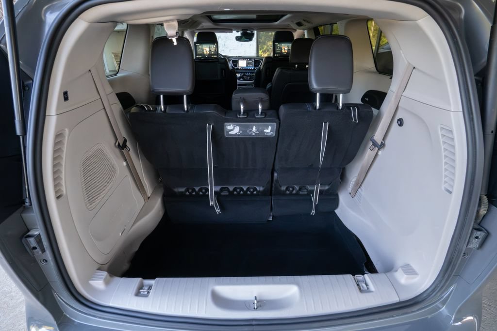 Used 2021 Chrysler Pacifica Touring-L w/ Uconnect Theater Family Group FWD image 21