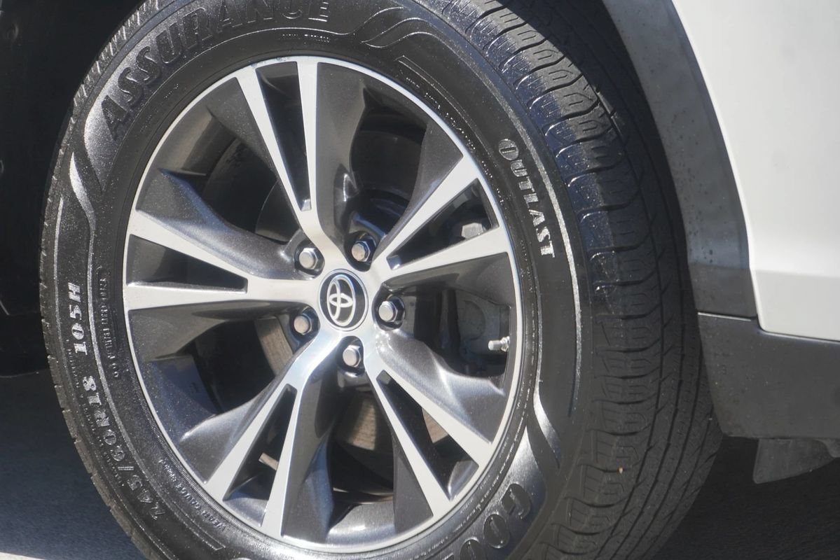 Used 2019 Toyota Highlander LE AWD/4WD image 24