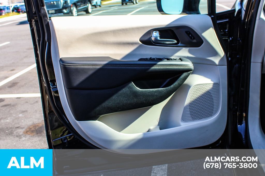 Used 2024 Chrysler Pacifica Touring-L image 32