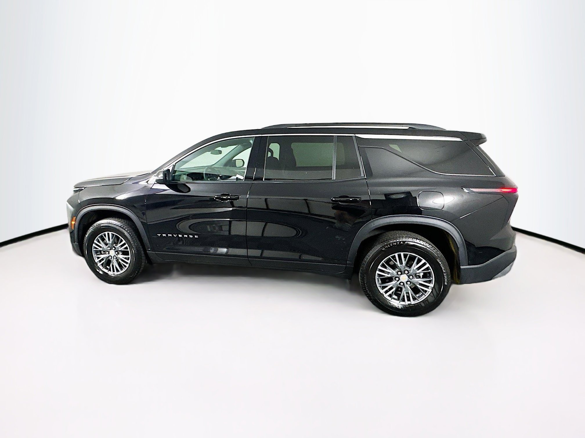 Used 2025 Chevrolet Traverse LT image 4