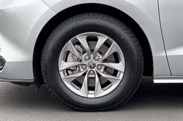 Certified 2022 Toyota Sienna LE FWD image 32