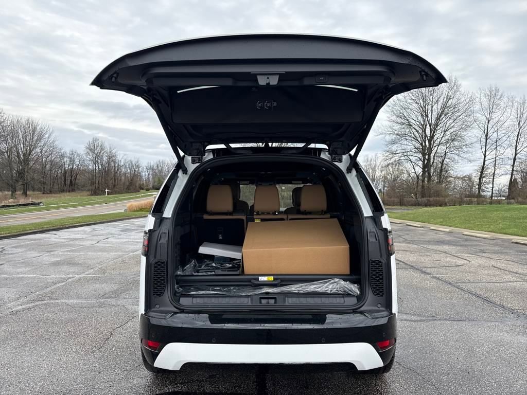 Used 2025 Land Rover Discovery Dynamic SE image 11