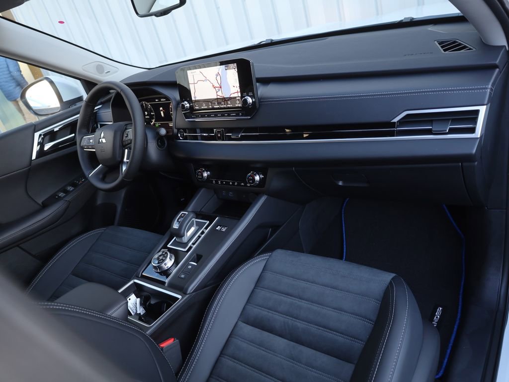 New 2025 Mitsubishi Outlander SE image 14
