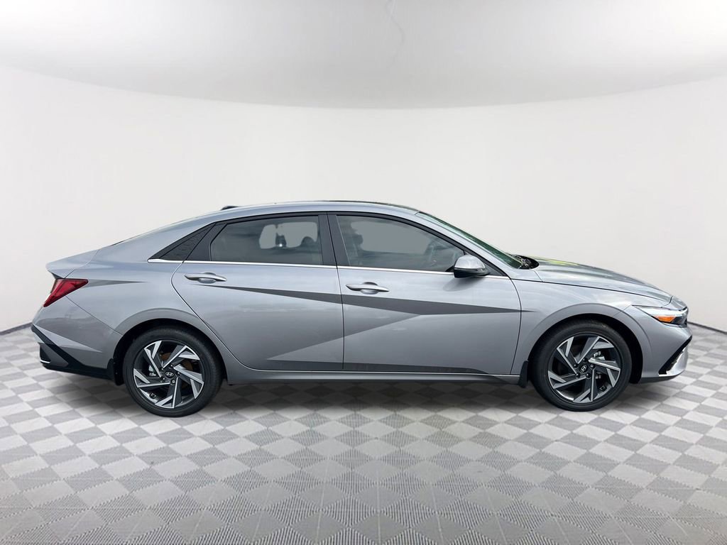 Certified 2025 Hyundai Elantra Limited FWD image 4