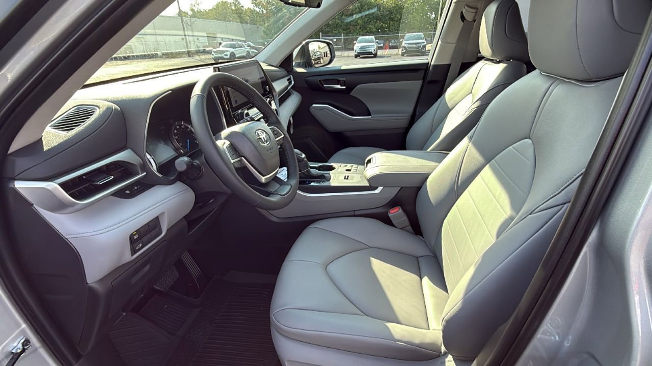 New 2025 Toyota Highlander XLE image 32