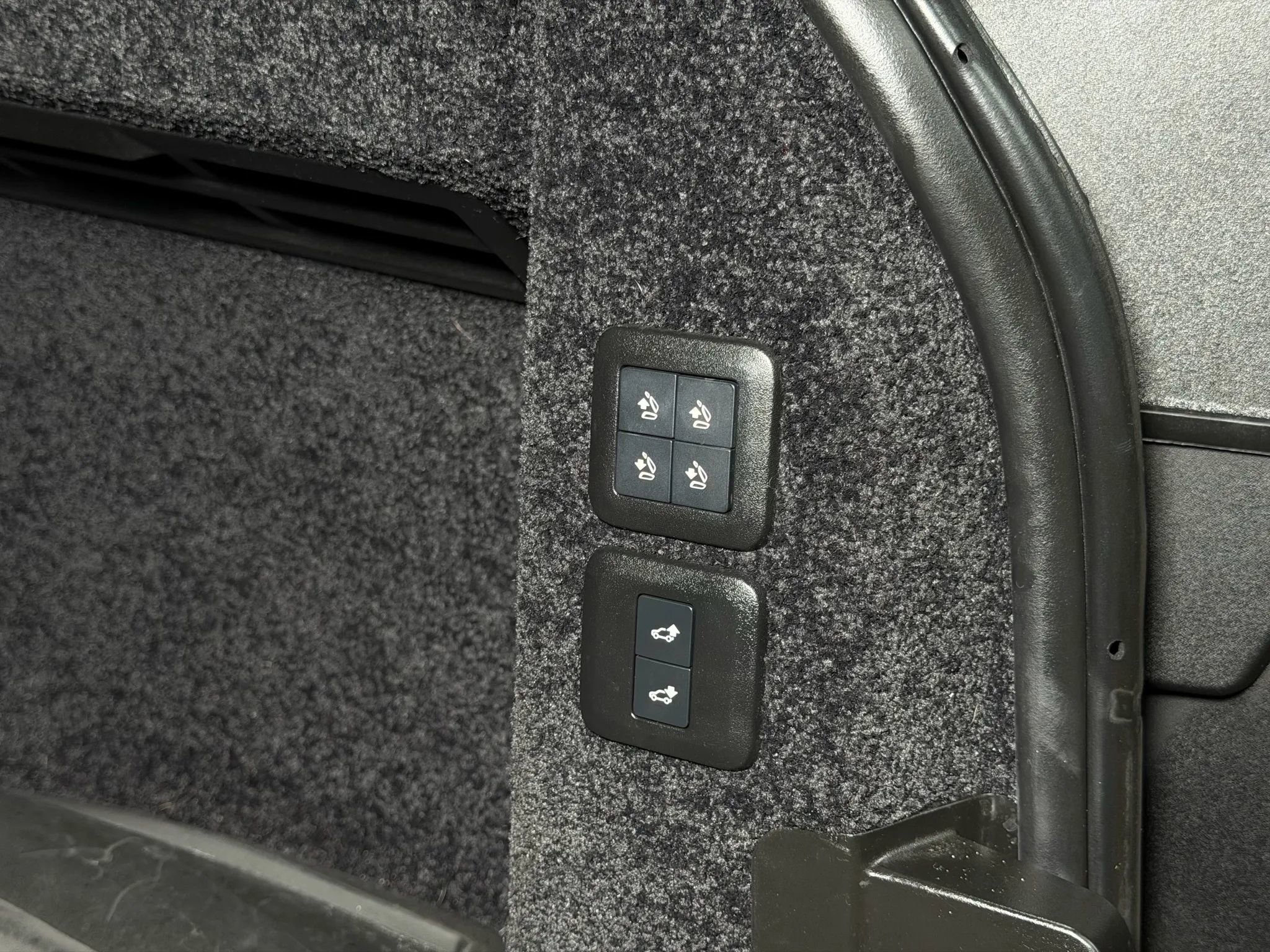 Used 2020 Land Rover Range Rover HSE image 16