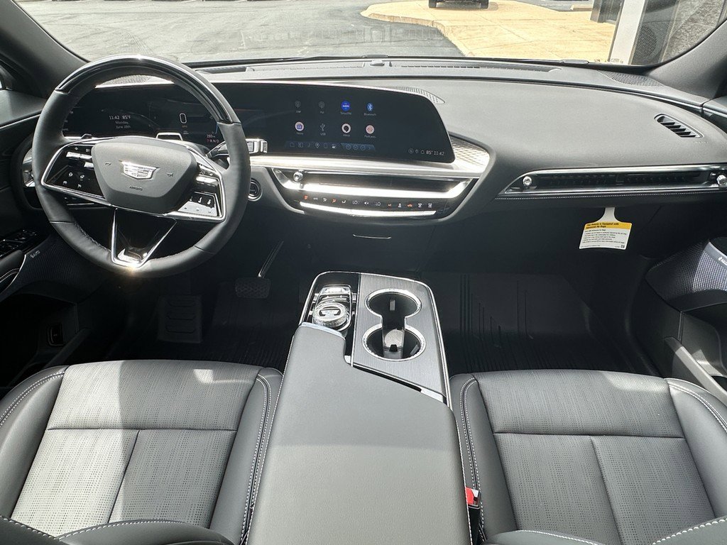 New 2025 Cadillac Lyriq Luxury w/ LPO, Floor Liner Package AWD/4WD image 10