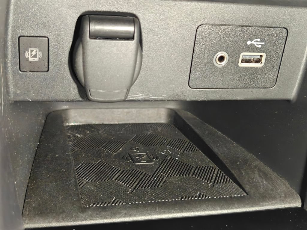Used 2024 Nissan Versa SV FWD image 30