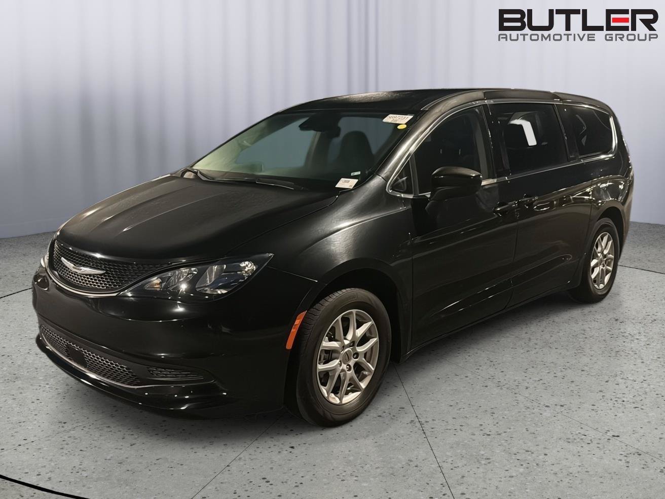 Used 2023 Chrysler Voyager LX FWD image 2