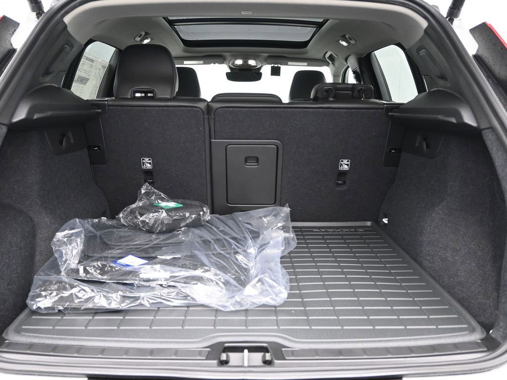 New 2025 Volvo XC40 B5 Core w/ Protection Package Premier image 25